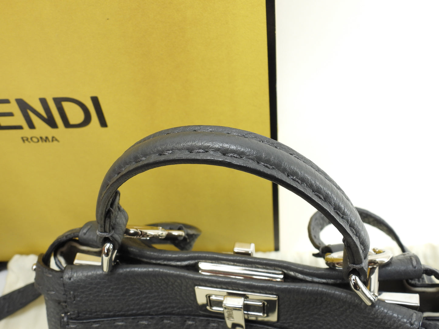 フェンディ ピーカブー アイコニックエッセンシャリー セレリアレザー濃灰 ミニハンドバッグ ポシェット 極美品@ 2