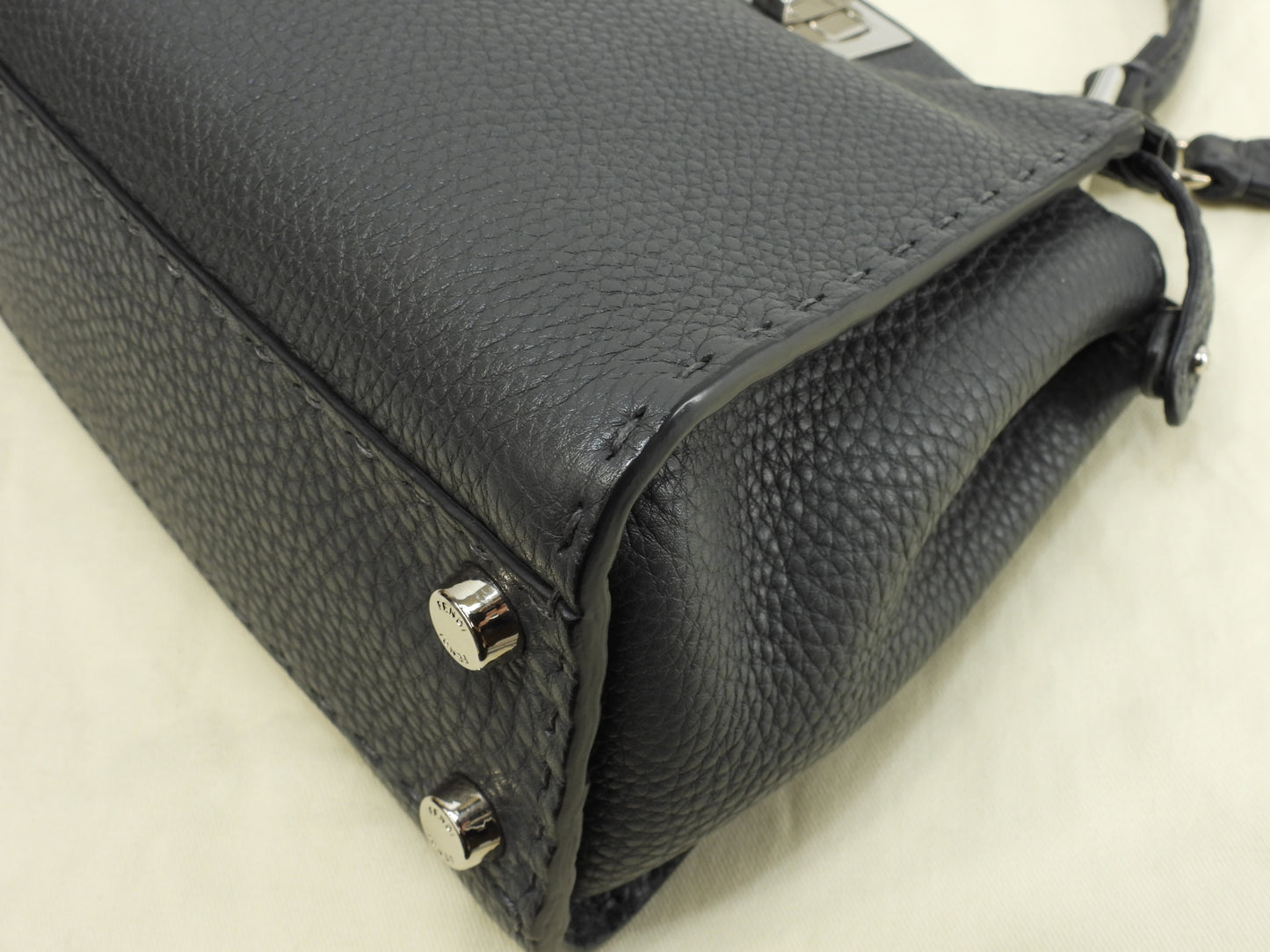 フェンディ ピーカブー アイコニックエッセンシャリー セレリアレザー濃灰 ミニハンドバッグ ポシェット 極美品@ 2