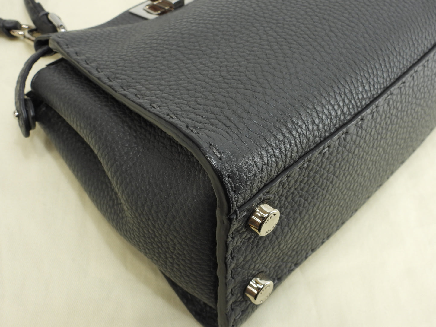 フェンディ ピーカブー アイコニックエッセンシャリー セレリアレザー濃灰 ミニハンドバッグ ポシェット 極美品@ 2