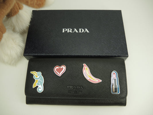 プラダ ロングウォレット ワッペン サフィアーノ黒 シルバー金具 2折長財布 美品@181