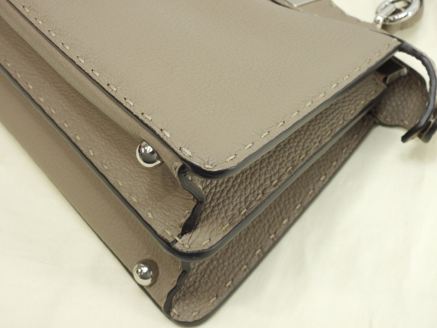 フェンディ ピーカブーミニ ISeeU セレリアレザー灰 ポシェット スモールハンドバッグ 新品同様@ 2