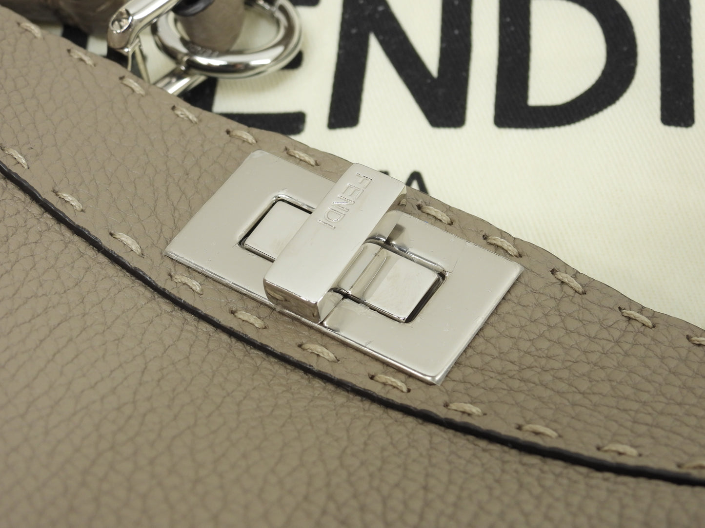 フェンディ ピーカブーミニ ISeeU セレリアレザー灰 ポシェット スモールハンドバッグ 新品同様@ 2