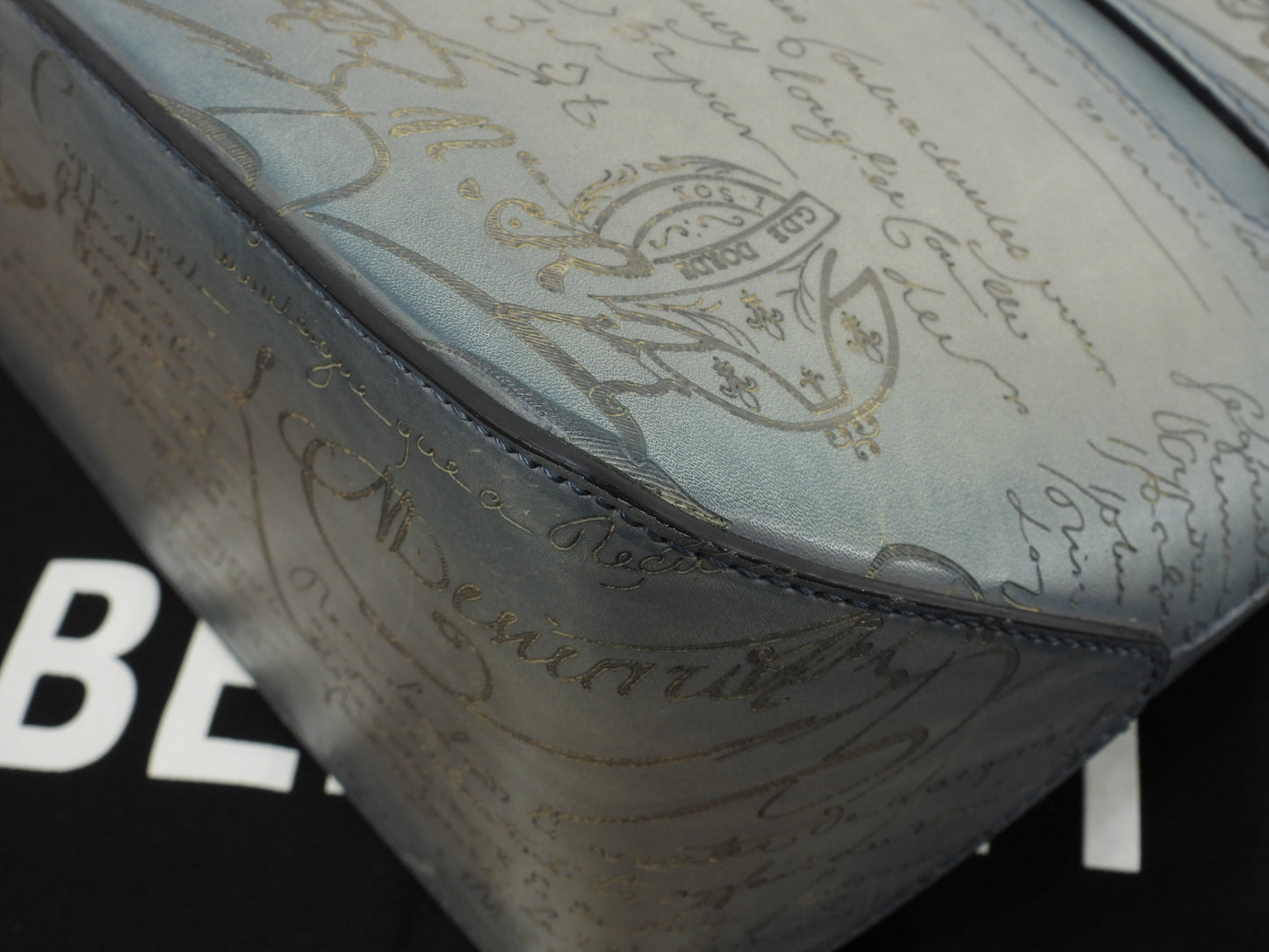 ベルルッティ トゥジュールXS カリグラフィ レザー灰青 トートバッグ メンズ@U0224