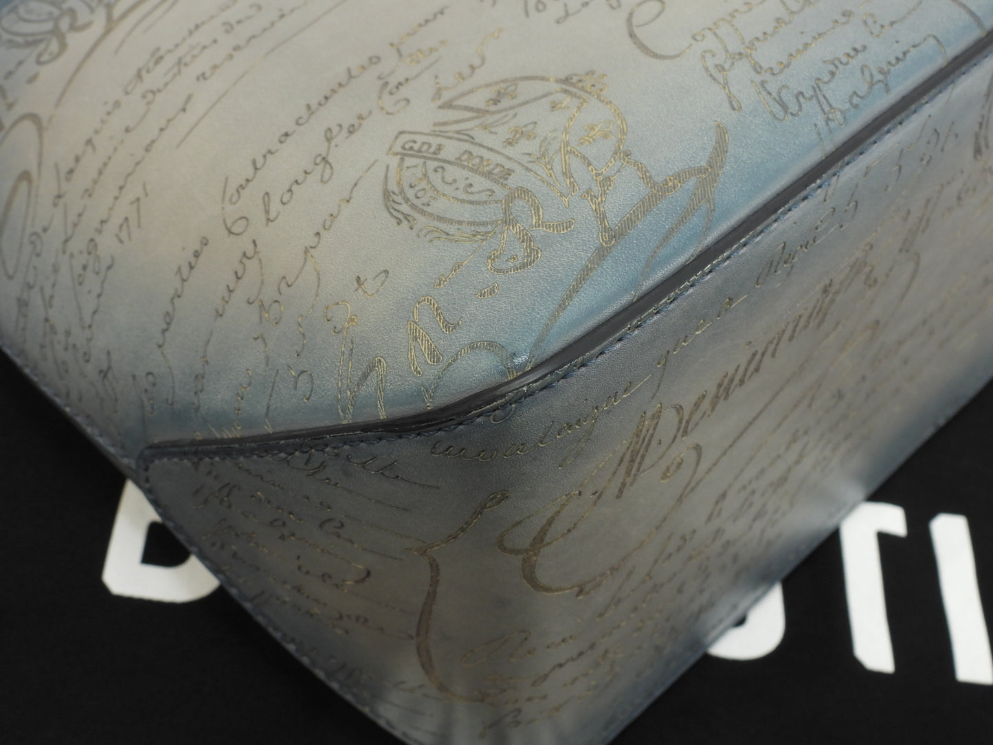 ベルルッティ トゥジュールXS カリグラフィ レザー灰青 トートバッグ メンズ@U0224