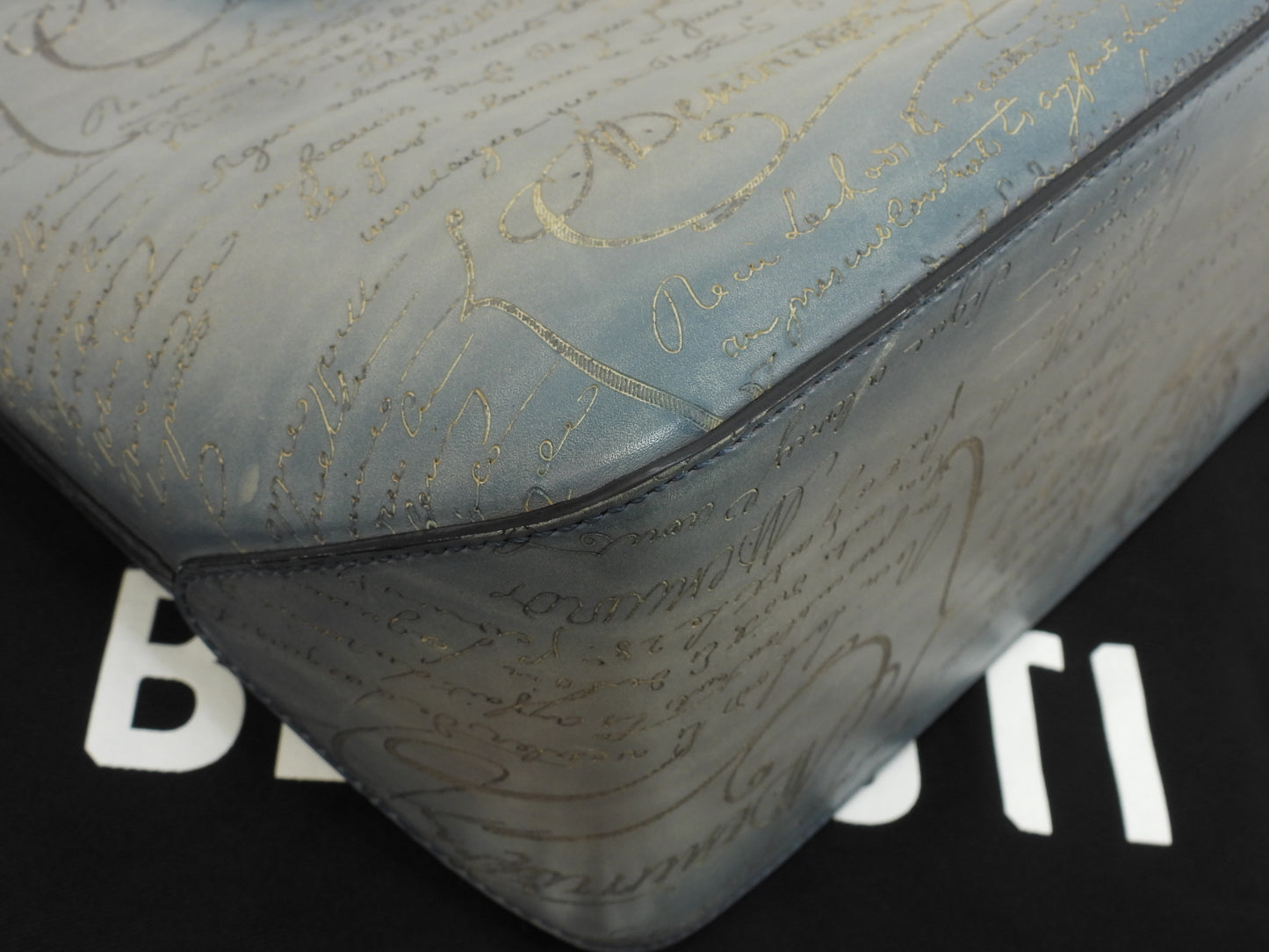 ベルルッティ トゥジュールXS カリグラフィ レザー灰青 トートバッグ メンズ@U0224