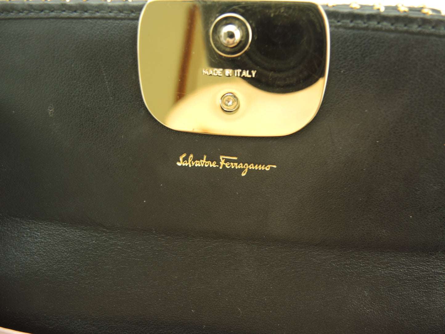 サルヴァトーレフェラガモ ロングウォレット ヴァラリボン レザー黒 2折長財布 美品@JP-22-D312