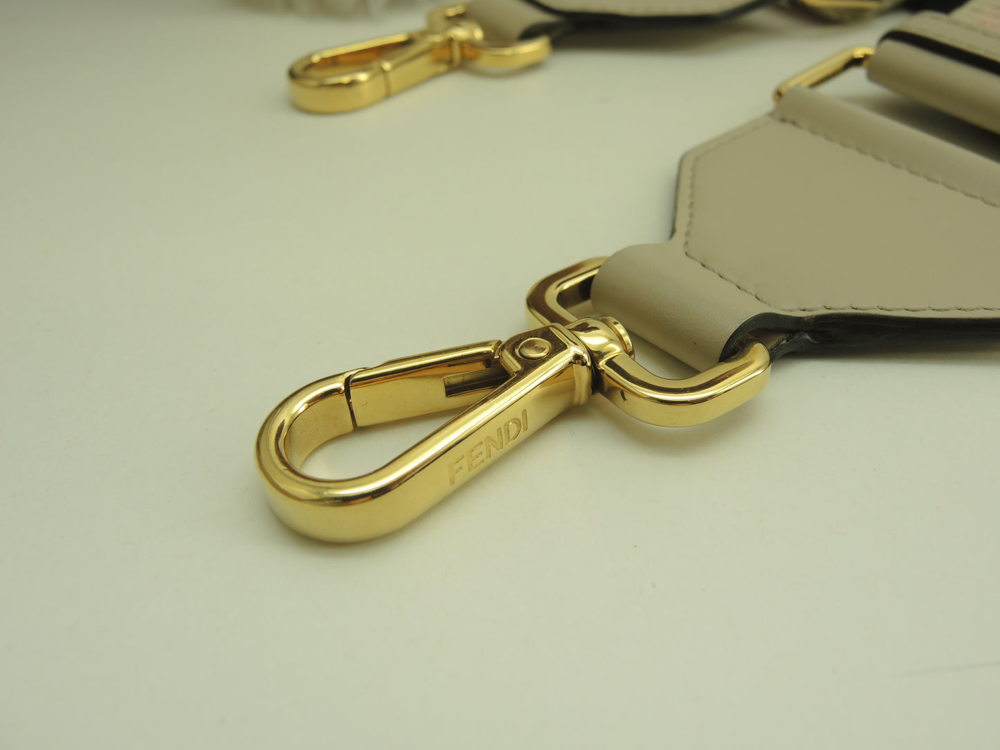 フェンディ ストラップユー FFモチーフ 灰ピンク ロングショルダーストラップ 斜め掛用 極美品@ 24