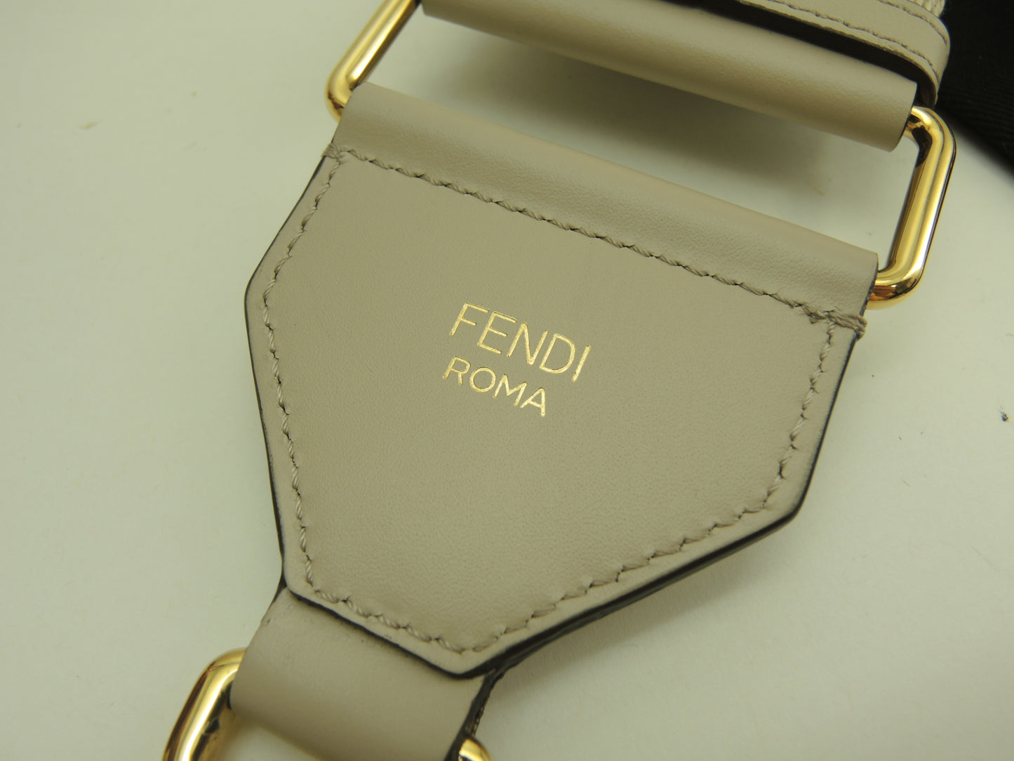 フェンディ ストラップユー FFモチーフ 灰ピンク ロングショルダーストラップ 斜め掛用 極美品@ 24